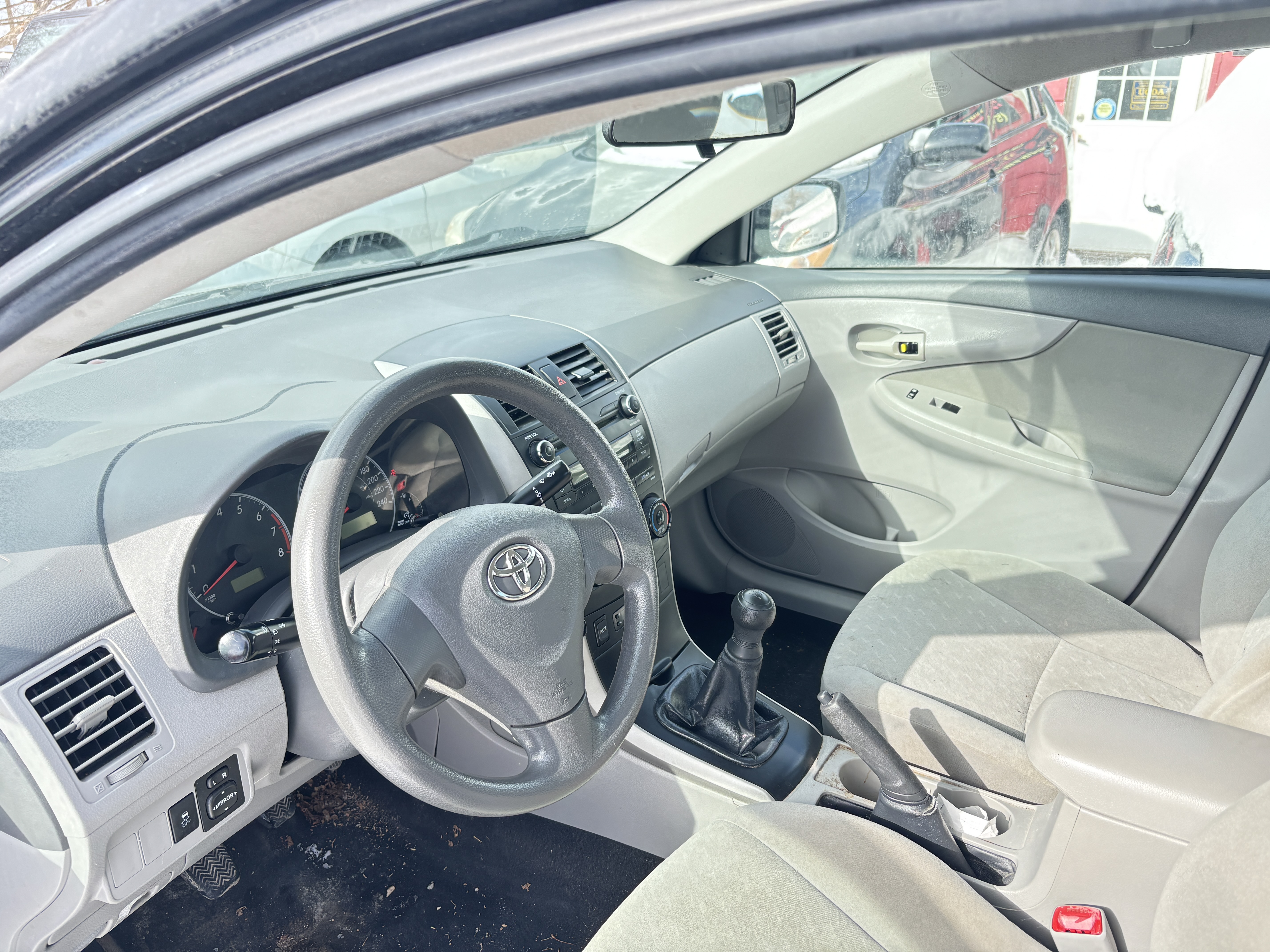 
								2010 Toyota Corolla Manual | As-is | 180,000 Km full									
